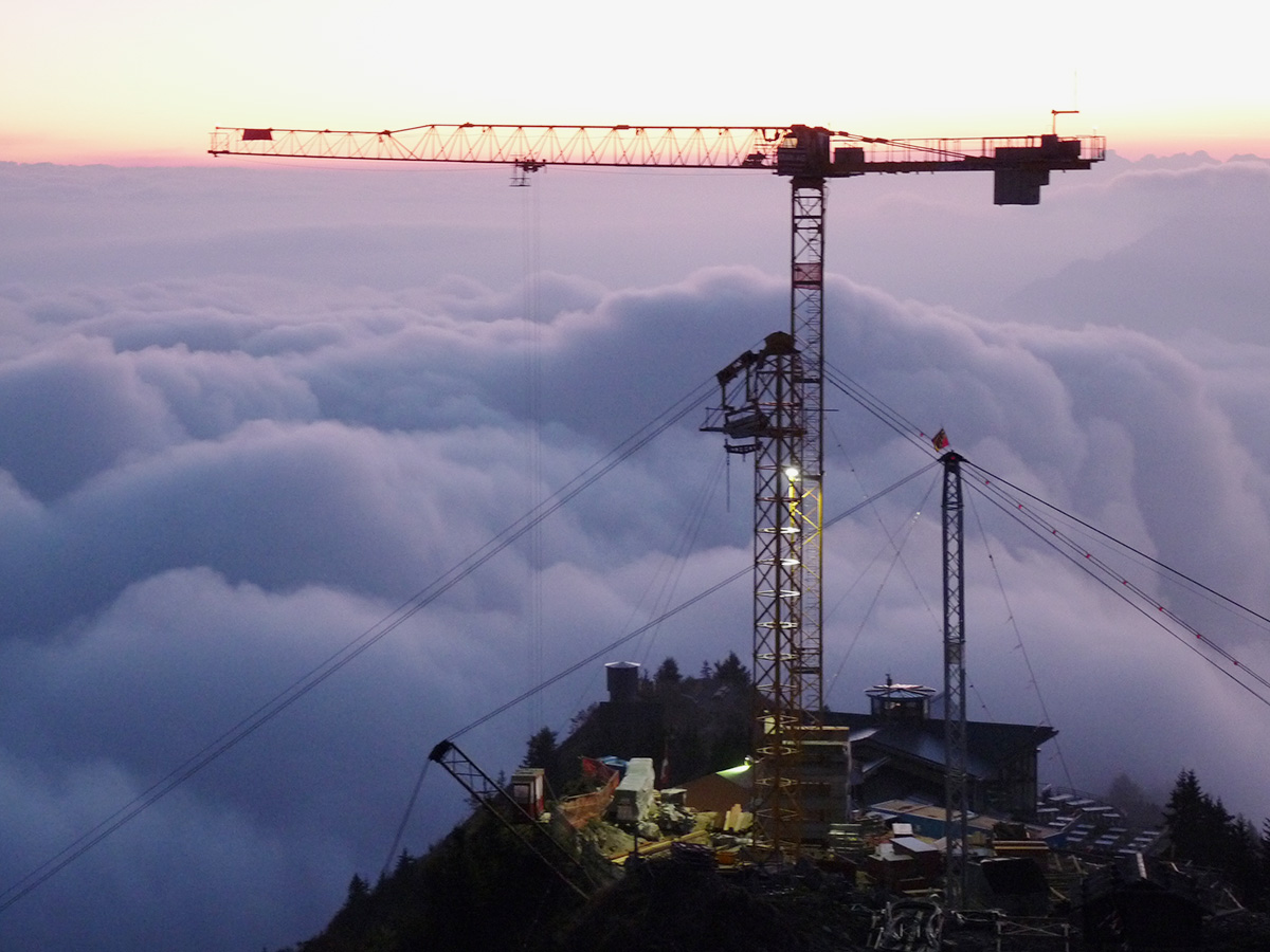 Grue de chantier à un endroit inhabituel